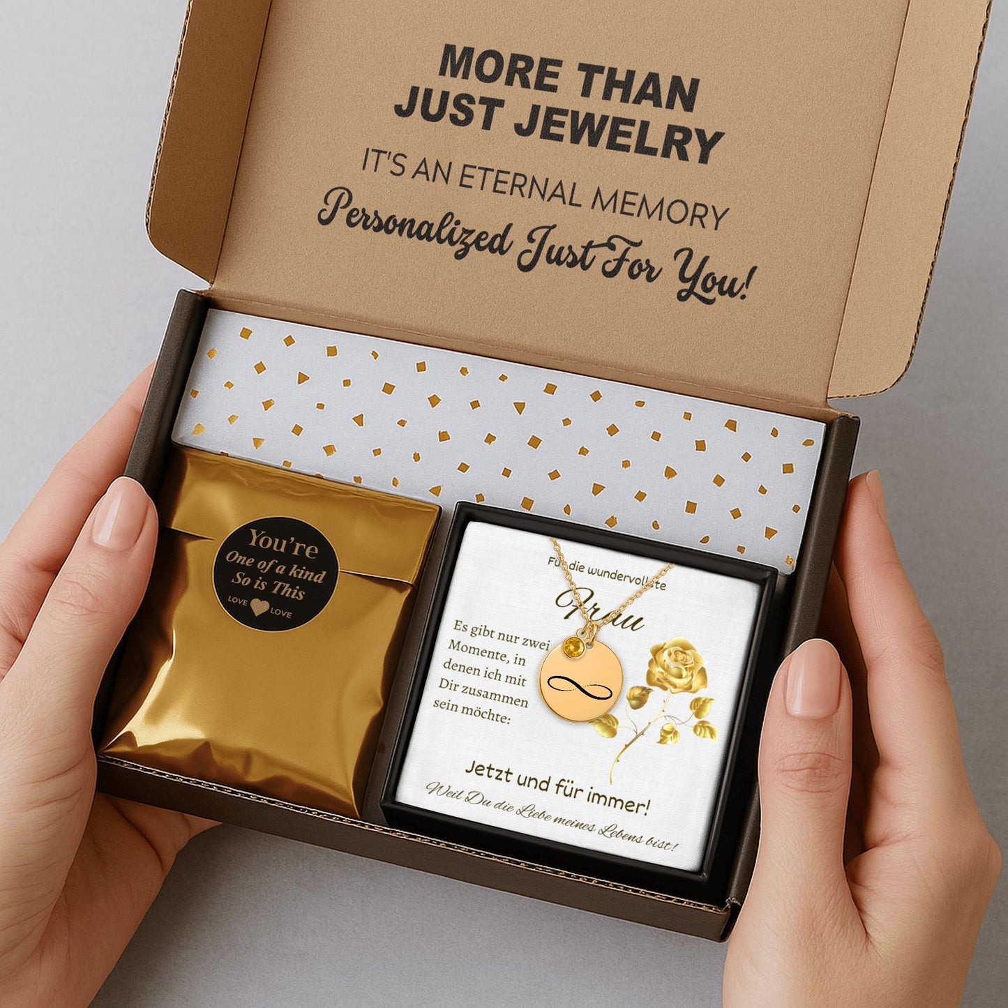 Elegante personalisierte Halskette aus Edelstahl mit rundem Anhänger (20 x 20 mm), Unendlichkeitszeichen und farbigem Geburtsstein (9 x 6 mm). Rückseite individuell gravierbar mit Name, Datum oder Zitat. Erhältlich in Silber, 18K Gold oder Rosé Gold. Lieferung in edler Schmuckbox mit liebevoller Grußkarte – ein zeitloses Geschenk für Frau, Mama oder Partnerin, das ewige Liebe symbolisiert.