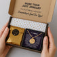 Personalisierte Vegvisir-Halskette aus 18-karätig vergoldetem Edelstahl, inkl. schwarzer Geschenkbox mit romantischer Botschaft an eine „Schildmaid“. Der runde Anhänger zeigt das nordische Vegvisir-Symbol – Sinnbild für Schutz und Orientierung. Die Kette umschließt den Anhänger stilvoll. Die Message unterstreicht Liebe, Stärke und gemeinsame Wege. Ein ideales Geschenk für starke Frauen, die nordische Mythologie lieben – perfekt zum Geburtstag, Jahrestag oder als Zeichen tiefer Verbundenheit.