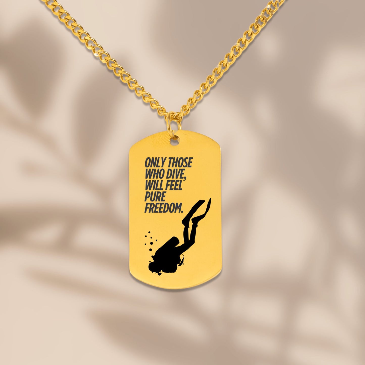 Halskette mit Dog-Tag-Anhänger und Spruch „Only those who dive, will feel pure freedom.“ Silhouette eines Tauchers, eingefasst in einer schwarzen Schmuckbox mit Grußkarte. Herzlichen Glückwunsch zum Tauchschein. Geschenk für Taucher, Tauchreise-Glückbringer, Scuba Diving Jewelry. In 18k Gelb Gold oder Edelstahl Silber erhältlich.