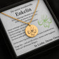 Personalisierte Kleeblatt-Halskette aus Edelstahl, 18k Rosé Gold plattiert oder 18K vergoldetem Edelstahl für Enkelinnen – mit fein graviertem vierblättrigem Klee als Symbol für Liebe, Stärke und Glück. Die Halskette liegt in einer stilvollen Schmuckbox mit herzlicher Botschaft von Oma. Optional personalisierbar mit Namen, Datum oder Spruch. Ideal als Geburtstagsgeschenk, Weihnachtsgeschenk oder Taufgeschenk. Hypoallergen, anlaufbeständig und langlebig.