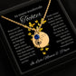 Ein goldenes Collier mit einem runden Anhänger, verziert mit Geburtsstein und einem zarten Pusteblumenmotiv, ruht in einer eleganten schwarzen Geschenkbox. Die Box enthält eine herzliche Botschaft von den Eltern an ihre Tochter, die die tiefe Liebe und den Wunsch ausdrückt, ihr das Beste im Leben zu geben. Die Rückseite des Anhängers ist personalisierbar, ideal für eine Gravur, die diese liebevolle Botschaft oder ein besonderes Datum für immer festhält und das Schmuckstück unvergesslich macht.