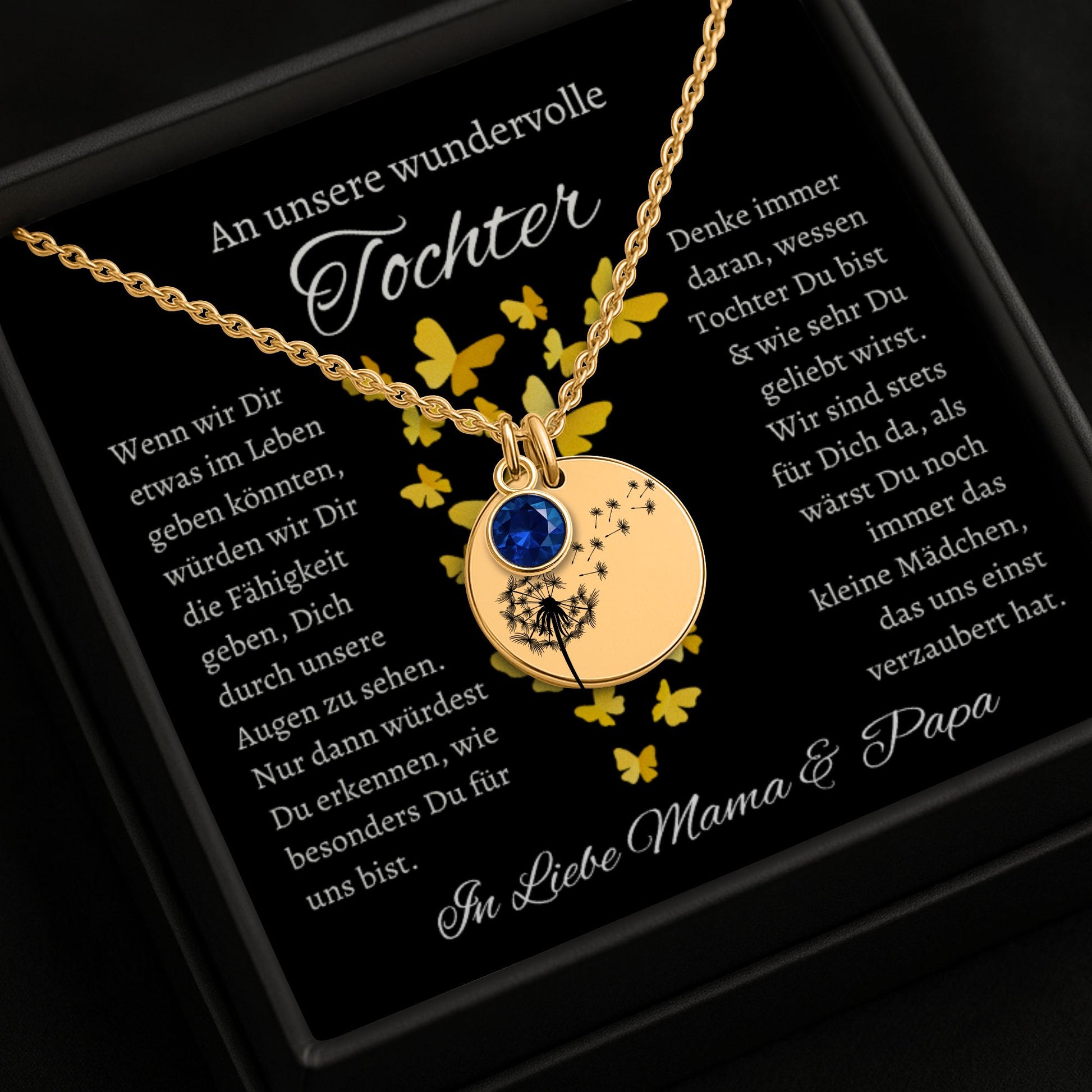 Ein goldenes Collier mit einem runden Anhänger, verziert mit Geburtsstein und einem zarten Pusteblumenmotiv, ruht in einer eleganten schwarzen Geschenkbox. Die Box enthält eine herzliche Botschaft von den Eltern an ihre Tochter, die die tiefe Liebe und den Wunsch ausdrückt, ihr das Beste im Leben zu geben. Die Rückseite des Anhängers ist personalisierbar, ideal für eine Gravur, die diese liebevolle Botschaft oder ein besonderes Datum für immer festhält und das Schmuckstück unvergesslich macht.