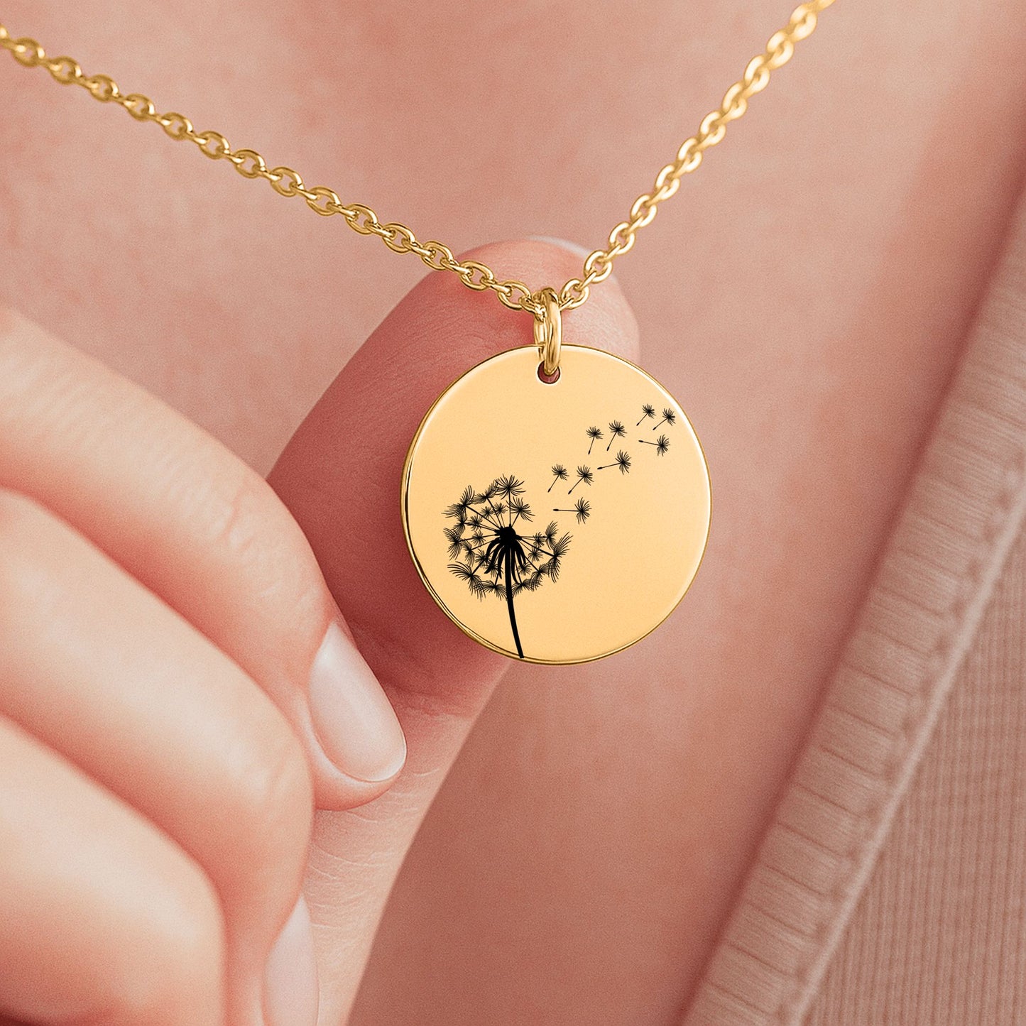 Hochwertige Edelstahl-Halskette für Bräutigam Mutter. Fein graviertes Blättchen mit Windblume, in Stahlsilber, 18K vergoldet, 18K rosé vergoldet. Perfektes Dankeschön-Geschenk, personalisierbar. Ideales Geschenk Mutter des Bräutigams, Sohn an Mama Geschenk oder Bräutigam Geschenk. Zeigt Wertschätzung für die Bräutigammutter. Elegante Bräutigam Mutter Halskette, die als Schmuck für Brautmutter, Schmuck für Bräutigam-Mutter dient. Inklusive Bräutigammama Karte und Mutter Bräutigam Danke.