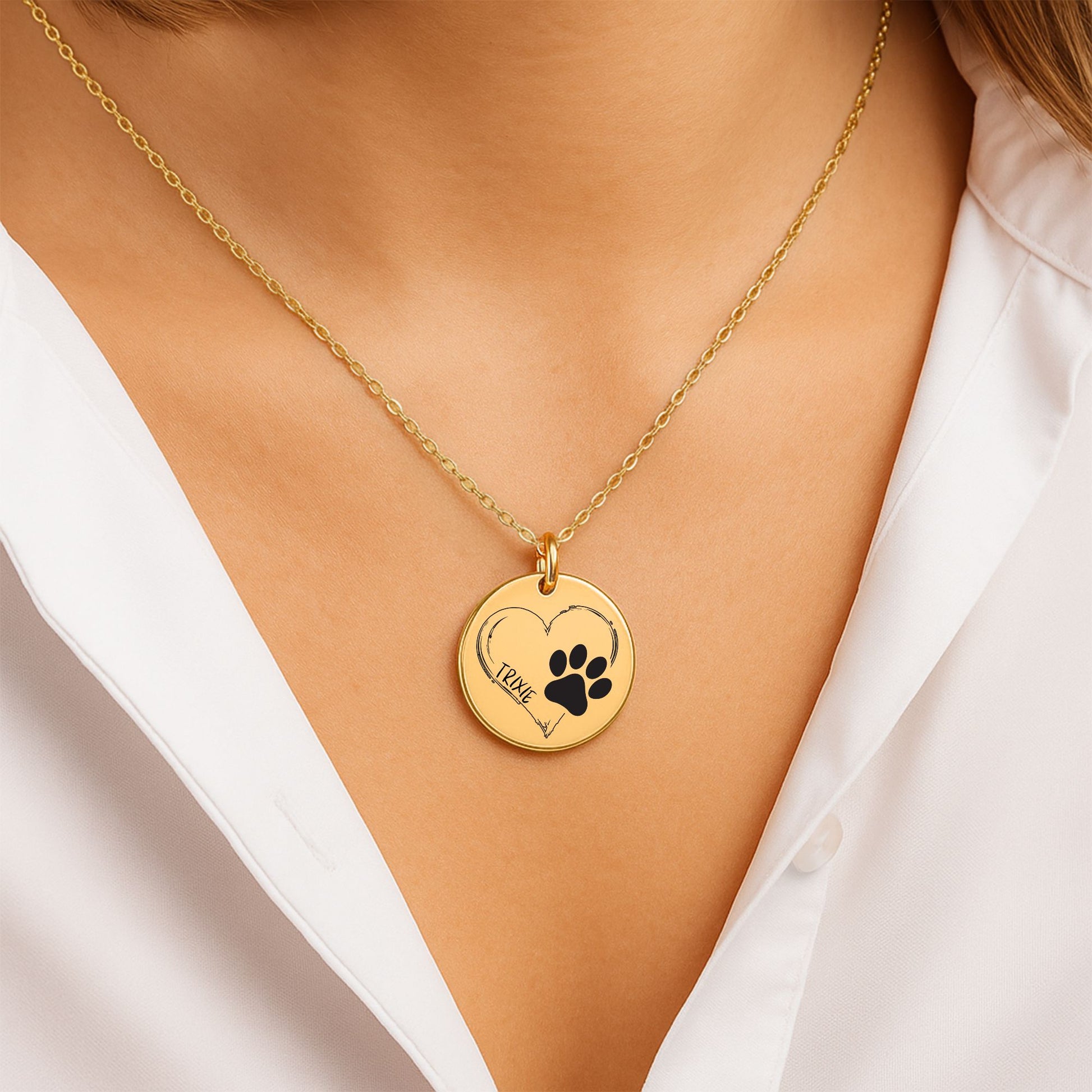 Personalisierte Hundepfoten-Halskette mit rundem Anhänger aus Edelstahl in 18K Goldoptik, Rosé-Gold plattiert oder in Edelstahl Silber. Der Anhänger zeigt eine schwarze Hundepfote, ein Herz und den Namen des Hundes. Die Rückseite kann mit einer persönlichen Lasergravur versehen werden. Die Kette ist 45 cm lang und besitzt eine 5 cm Verlängerung. Ein emotionaler Hund Gedenkschmuck und besonderes Geschenk für Hundebesitzer und Hundeliebhaber zur Erinnerung an einen geliebten Vierbeiner.