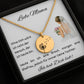 Eine gold Halskette mit runden Anhänger, auf dem eine fein gravierte Windblume abgebildet ist, liegt auf einer weißen Grußkarte in einer schwarzen Schmuckbox. Die Karte trägt die Nachricht: „Liebe Mama – Ohne Dich wäre ich nicht der Mensch, der ich...“ Daneben ist eine zarte Illustration einer Braut. Die 18K vergoldete Edelstahlkette ist 45 cm lang mit 5 cm Verlängerung. Ein emotionales Dankeschön-Geschenk für die Mutter der Braut, liebevoll verpackt und bereit zum Verschenken.