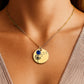 Ein goldenes Collier mit einem runden Anhänger, verziert mit Geburtsstein und einem zarten Pusteblumenmotiv, ruht in einer eleganten schwarzen Geschenkbox. Die Box enthält eine herzliche Botschaft von den Eltern an ihre Tochter, die die tiefe Liebe und den Wunsch ausdrückt, ihr das Beste im Leben zu geben. Die Rückseite des Anhängers ist personalisierbar, ideal für eine Gravur, die diese liebevolle Botschaft oder ein besonderes Datum für immer festhält und das Schmuckstück unvergesslich macht.