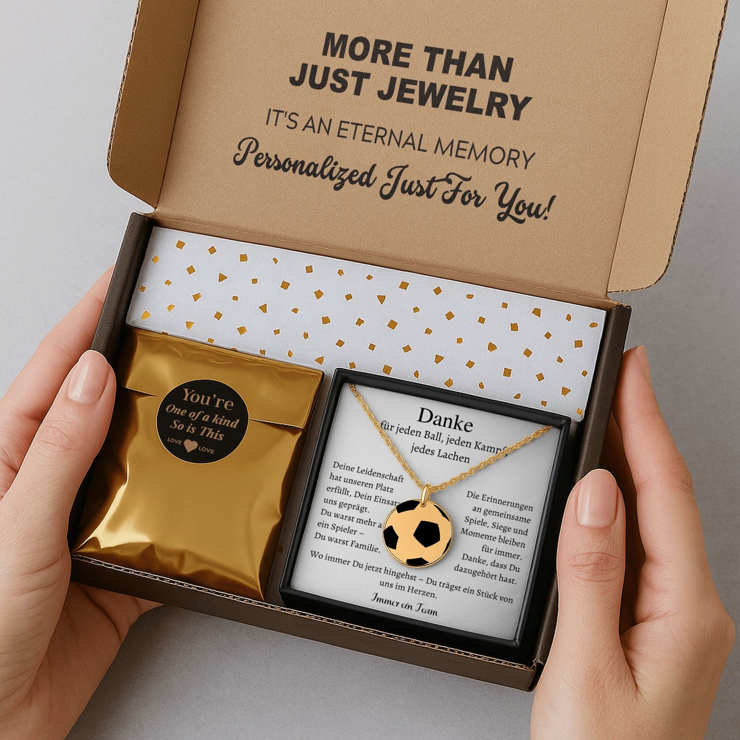 Personalisierte Fußball-Halskette aus Edelstahl mit graviertem Ball-Anhänger in schwarzer Schmuckbox – perfektes Abschiedsgeschenk für Spieler, Team oder Verein.