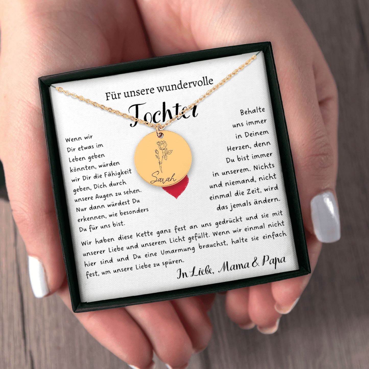 Personalisierte Geburtsblume Namenskette aus hochwertigem Edelstahl (Gold, Rosegold, Silber) mit individueller Gravur von Geburtsblume und Name. Ein bedeutungsvolles Geschenk für Töchter zu besonderen Anlässen wie Taufe, Konfirmation, Auszug oder als liebevolle Erinnerung an die elterliche Liebe. Hypoallergen, anlaufbeständig und geschenkfertig verpackt. Zeigt die Schönheit und Personalisierung des Schmuckstücks.