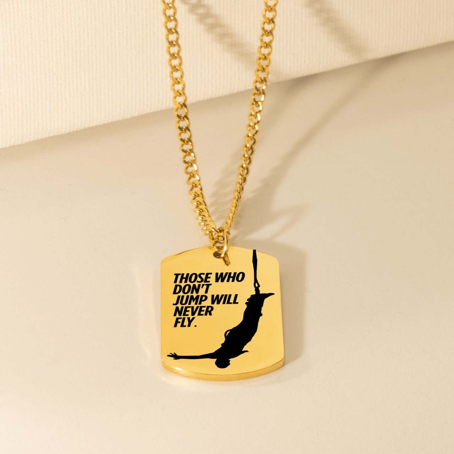 Halskette mit personalisiertem Anhänger mit Spruch „Those who don’t jump will never fly“, in schwarzer Schmuckbox mit Grußkarte. Ideal als Zugabe zum Bungee-Gutschein. Geschenk für Abenteurer, Freiheitsliebhaber, Motivations-Schmuck.