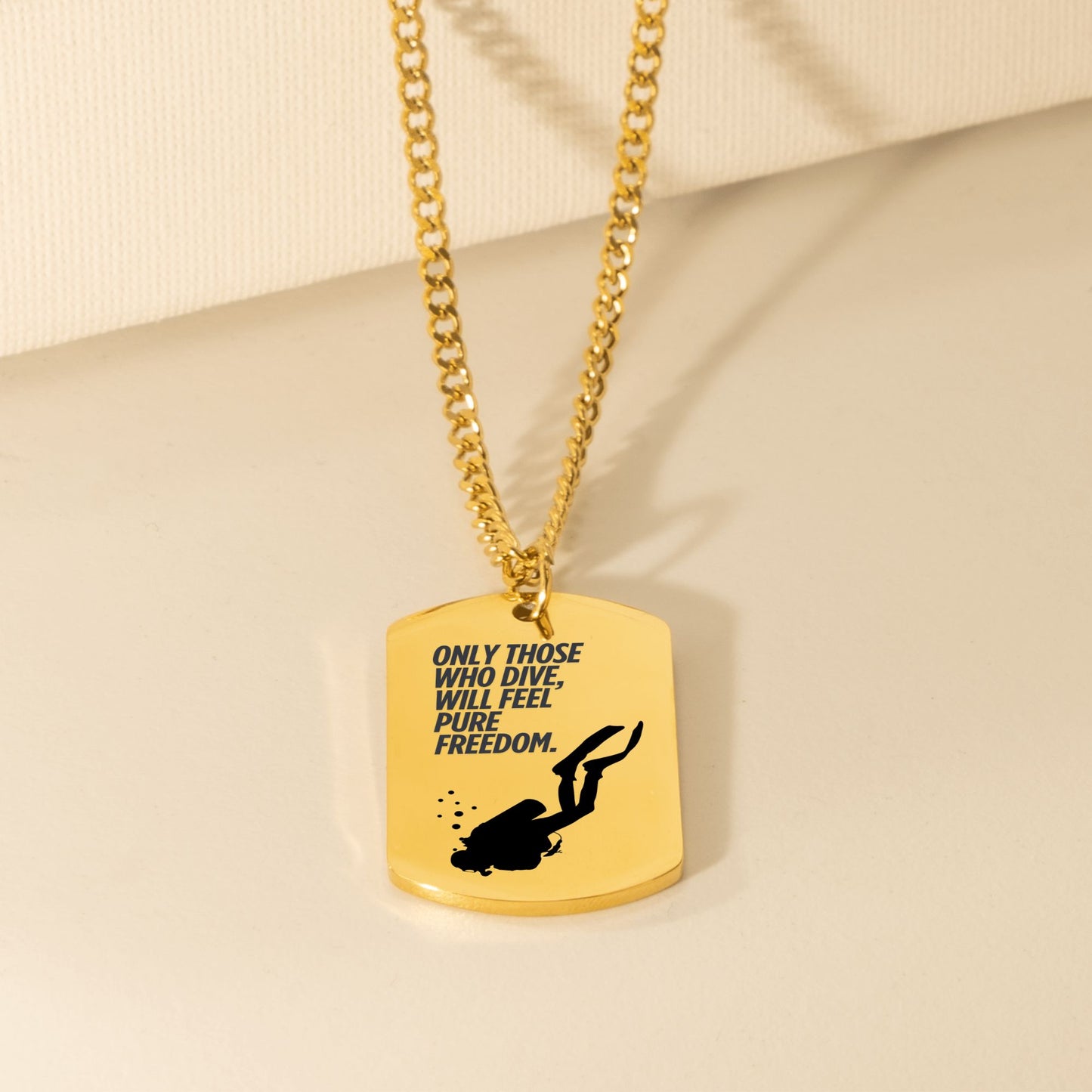 Halskette mit Dog-Tag-Anhänger und Spruch „Only those who dive, will feel pure freedom.“ Silhouette eines Tauchers, eingefasst in einer schwarzen Schmuckbox mit Grußkarte. Herzlichen Glückwunsch zum Tauchschein. Geschenk für Taucher, Tauchreise-Glückbringer, Scuba Diving Jewelry. In 18k Gelb Gold oder Edelstahl Silber erhältlich.
