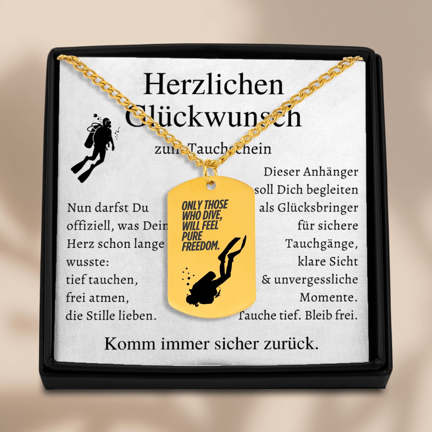 Halskette mit Dog-Tag-Anhänger und Spruch „Only those who dive, will feel pure freedom.“ Silhouette eines Tauchers, eingefasst in einer schwarzen Schmuckbox mit Grußkarte. Herzlichen Glückwunsch zum Tauchschein. Geschenk für Taucher, Tauchreise-Glückbringer, Scuba Diving Jewelry. In 18k Gelb Gold oder Edelstahl Silber erhältlich.