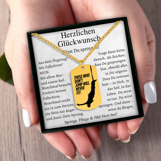 Halskette mit personalisiertem Anhänger mit Spruch „Those who don’t jump will never fly“, in schwarzer Schmuckbox mit Grußkarte. Ideal als Zugabe zum Bungee-Gutschein. Geschenk für Abenteurer, Freiheitsliebhaber, Motivations-Schmuck.