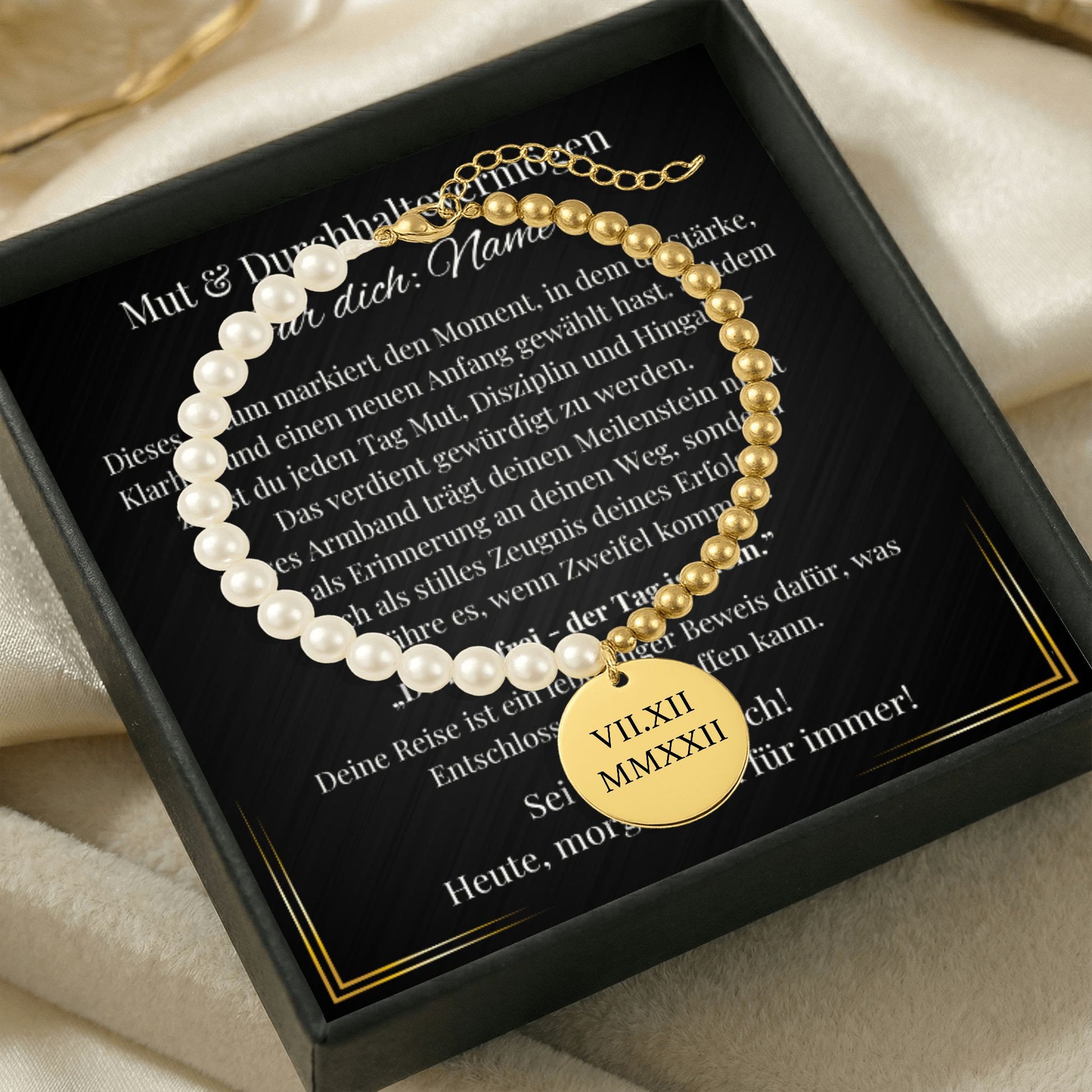 Nüchternheit Armband für Frauen mit Perlmuttperlen 6 mm, 18k vergoldeten Edelstahlperlen 4 mm, Münzanhänger 20 mm Gravur Vorder- & Rückseite – Geschenk für 1 Jahr nüchtern, Nüchternheitsjubiläum, AA Geschenk, Freiheit Schmuck, Mutmacher Armband, Sobriety Bracelet, hypoallergen, anlaufbeständig, personalisiert