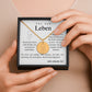 Halskette mit runden Anhänger aus Edelstahl in 18k Gelb Gold, fein graviertes Blättchen-Symbol für Organspende. Personalisierbare Gravur auf der Rückseite. Verstellbare Kette in Stahlsilber, 18K vergoldet oder rosé vergoldet. Inklusive Grußkarte mit symbolischem Text zur Organspende. Ideal als Danke schön Geschenk, Mutmacher oder Symbol für Leben retten.