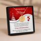 Personalisierte Sternenhimmel Kette für Papa mit Anhänger, der den Himmel nach Ort und Datum zeigt, präsentiert in eleganter schwarzer Schmuckbox mit roter Weihnachtskarte. Ideal als emotionales Geschenk zur Weihnacht.