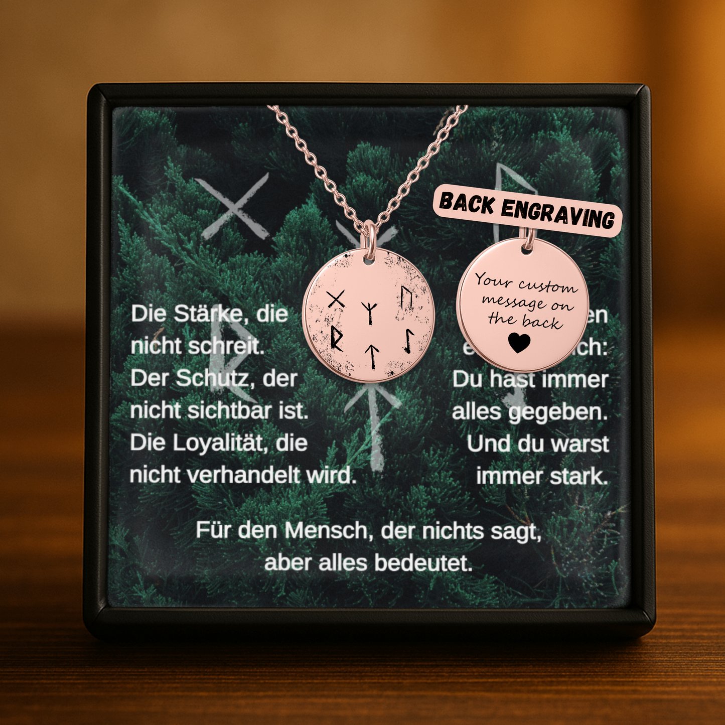 Edler Runen Anhänger aus Edelstahl mit emotionaler Botschaft. Inspiriert von Wikinger Rune Stärke, Algiz Rune (Schutz) und Gebo Rune (Loyalität). Perfektes personalisiertes Geschenk für alle, die still sind. Ausgerichtet an Nordischen Mythologie, Germanischen Göttern und Wikinger Schmuck der Elder Futhark. Ein echter Runen Talisman für innere Kraft und Schutz.
