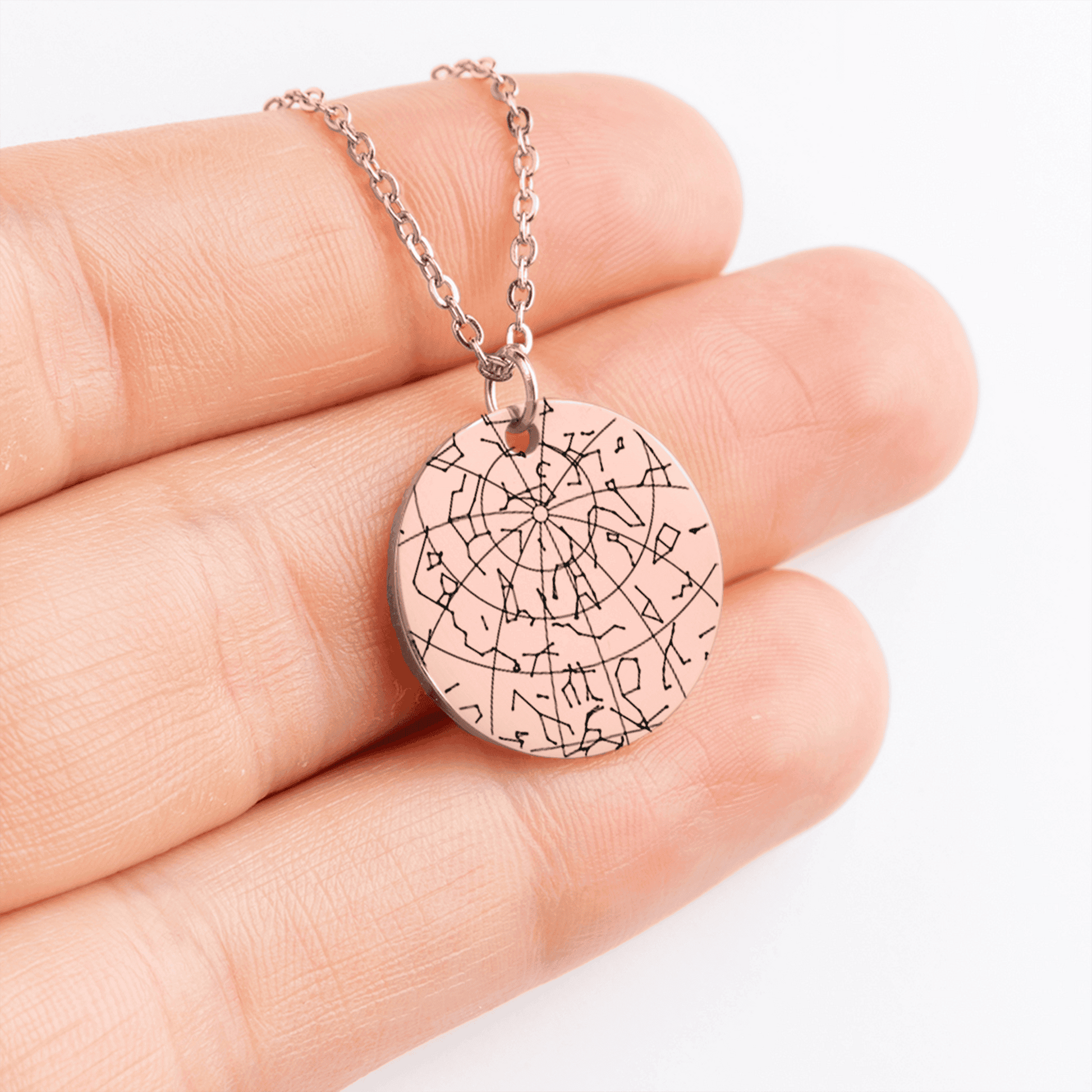 Personalisierte Sternenhimmel Kette „Leuchte hell, kleiner Stern“ mit Anhänger, der den Himmel nach Ort und Datum zeigt, präsentiert in eleganter schwarzer Schmuckbox mit dunkelblauem Sternenhimmel-Hintergrund. Ideal als Sternenkind Andenken oder Trauergeschenk.