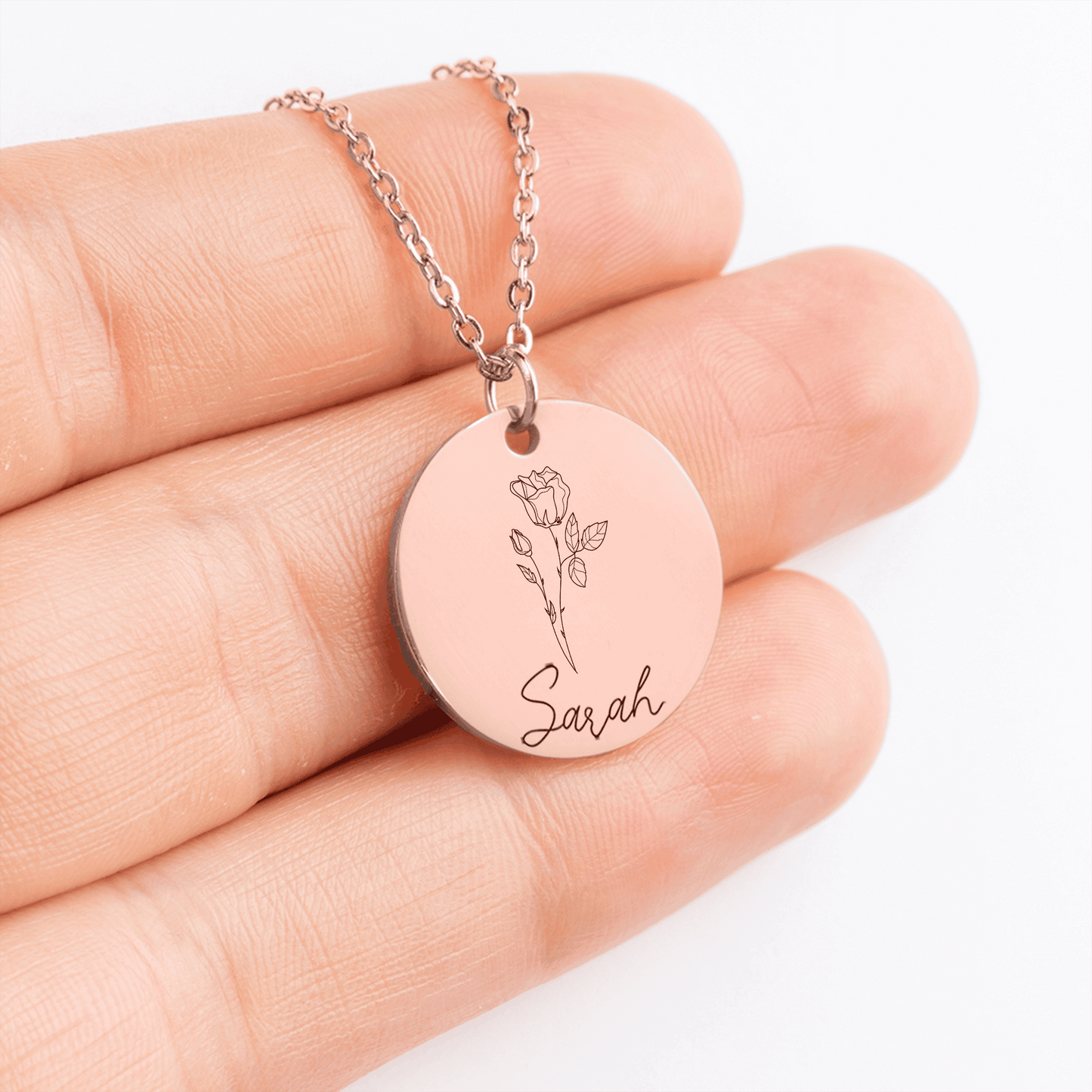 Personalisierte Geburtsblume Namenskette aus hochwertigem Edelstahl (Gold, Rosegold, Silber) mit individueller Gravur von Geburtsblume und Name. Ein bedeutungsvolles Geschenk für Töchter zu besonderen Anlässen wie Taufe, Konfirmation, Auszug oder als liebevolle Erinnerung an die elterliche Liebe. Hypoallergen, anlaufbeständig und geschenkfertig verpackt. Zeigt die Schönheit und Personalisierung des Schmuckstücks.