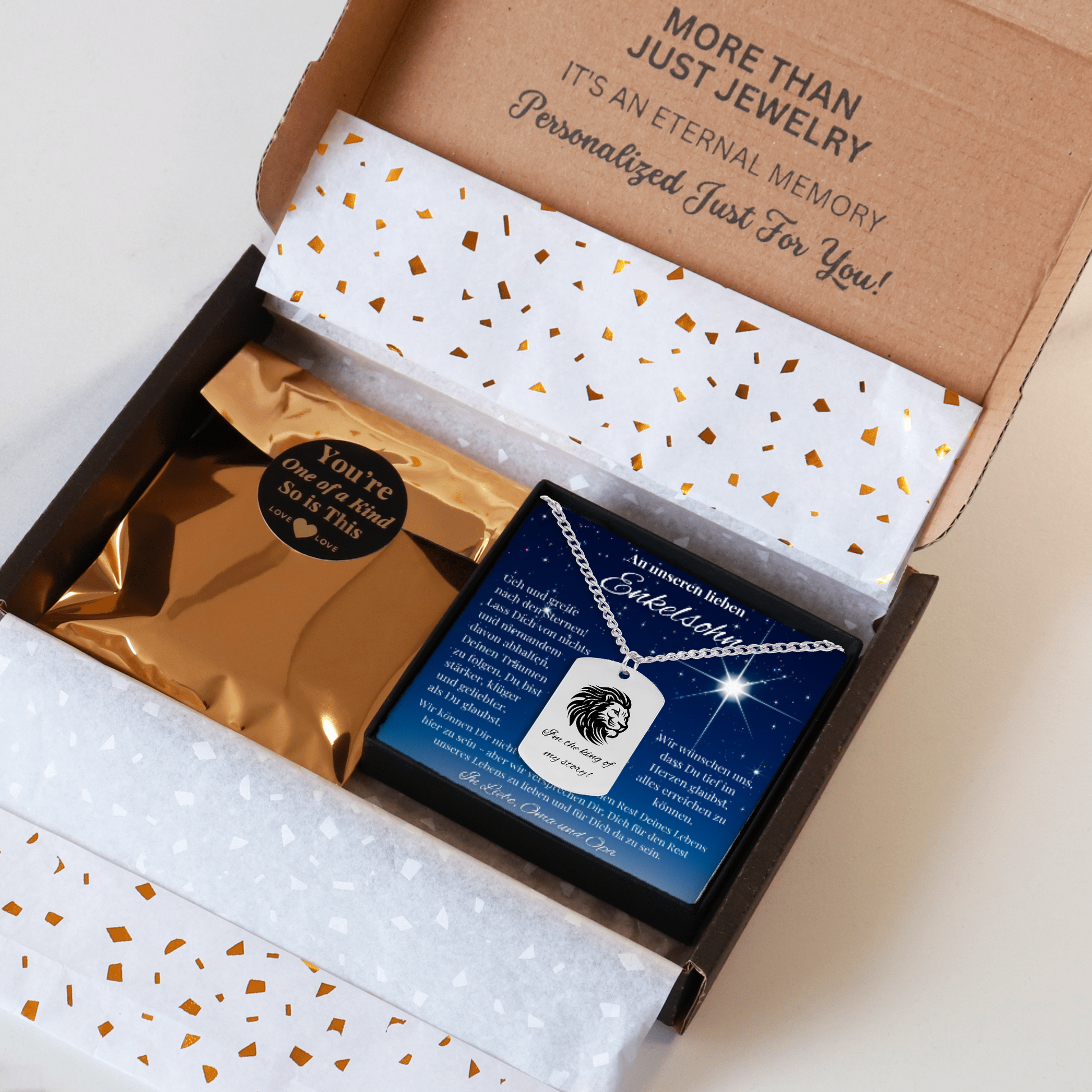 Personalisierte Löwen Kette für Enkelsohn mit Anhänger mit graviertem Löwenkopf und "I'm the King of my Story!", präsentiert in eleganter schwarzer Schmuckbox mit dunkelblauem Sternenhimmel-Hintergrund. Ideal als Geschenk von Oma & Opa zum Geburtstag, Weihnachten oder jedem anderen Anlass, welcher Dich überlegen lässt: Enkelsohn, was schenken?