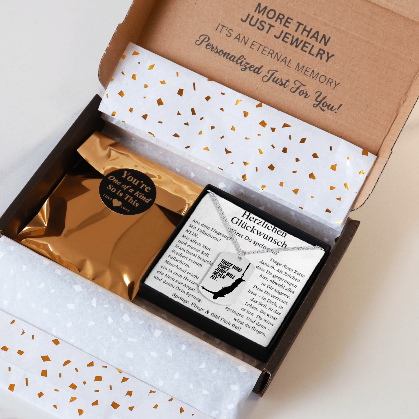Halskette mit personalisiertem Anhänger mit Spruch „Those who don’t jump will never fly“, in schwarzer Schmuckbox mit Grußkarte. Ideal als Zugabe zum Bungee-Gutschein. Geschenk für Abenteurer, Freiheitsliebhaber, Motivations-Schmuck.