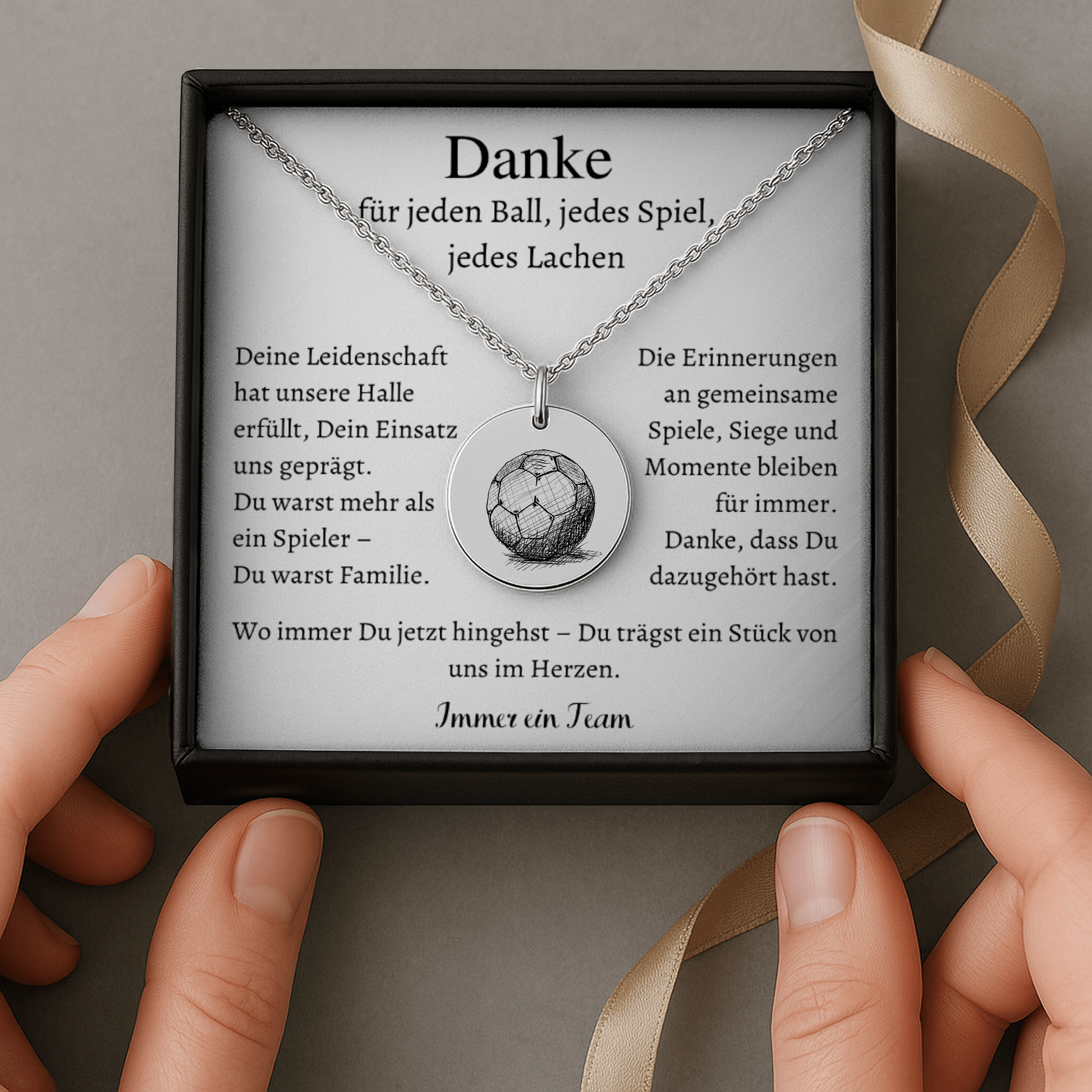 Edle Handball-Halskette als Abschiedsgeschenk für Spieler und Teamkameraden. Anhänger mit Handball-Motiv, auf Wunsch personalisierbar mit Gravur auf der Rückseite. Geliefert in einer Schmuckbox mit emotionaler Karte, deren Text individuell angepasst werden kann. Symbol für Teamgeist, Dankbarkeit und Erinnerungen an gemeinsame Spiele, Siege und Momente – ein Geschenk, das von Herzen kommt. Perfektes Geschenk für Spieler, Trainer & Teamkameraden.