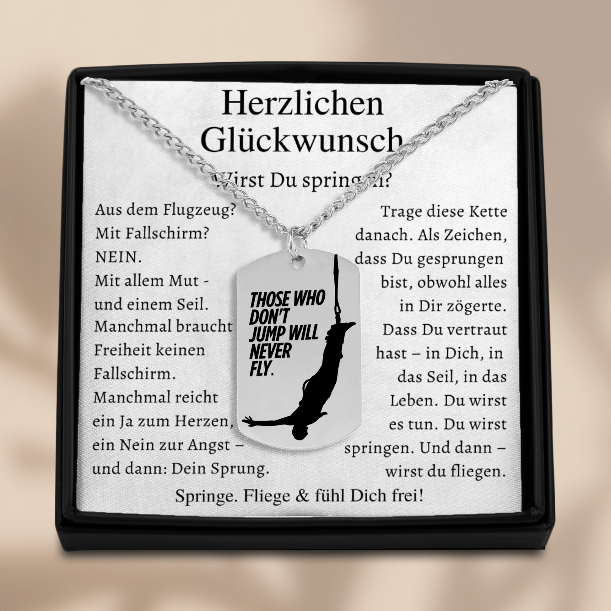 Halskette mit personalisiertem Anhänger mit Spruch „Those who don’t jump will never fly“, in schwarzer Schmuckbox mit Grußkarte. Ideal als Zugabe zum Bungee-Gutschein. Geschenk für Abenteurer, Freiheitsliebhaber, Motivations-Schmuck.