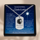 Personalisierte Löwen Kette für Enkelsohn mit Anhänger mit graviertem Löwenkopf und "I'm the King of my Story!", präsentiert in eleganter schwarzer Schmuckbox mit dunkelblauem Sternenhimmel-Hintergrund. Ideal als Geschenk von Oma & Opa zum Geburtstag, Weihnachten oder jedem anderen Anlass, welcher Dich überlegen lässt: Enkelsohn, was schenken?