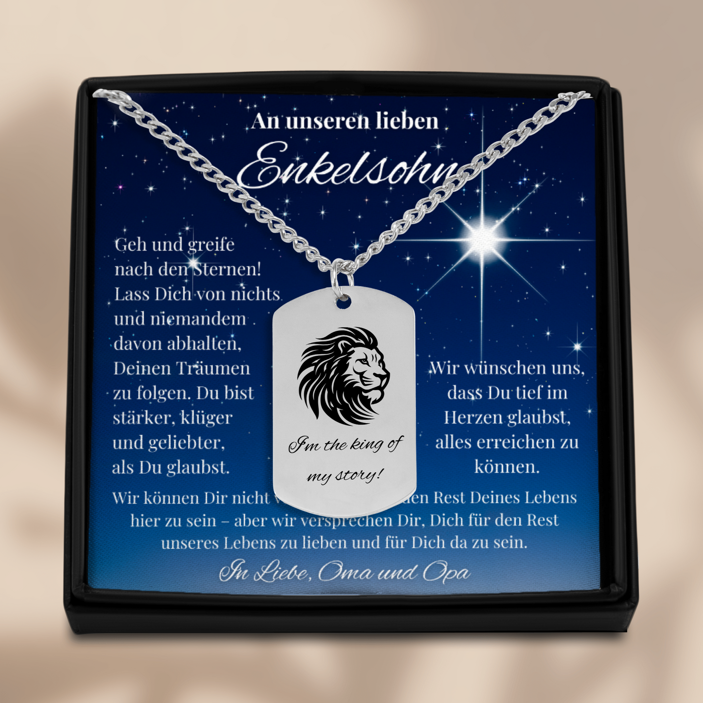 Personalisierte Löwen Kette für Enkelsohn mit Anhänger mit graviertem Löwenkopf und "I'm the King of my Story!", präsentiert in eleganter schwarzer Schmuckbox mit dunkelblauem Sternenhimmel-Hintergrund. Ideal als Geschenk von Oma & Opa zum Geburtstag, Weihnachten oder jedem anderen Anlass, welcher Dich überlegen lässt: Enkelsohn, was schenken?