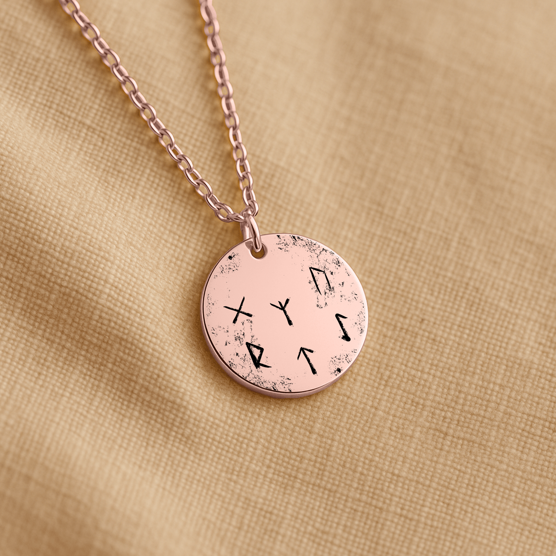 Edler Runen Anhänger aus Edelstahl mit emotionaler Botschaft. Inspiriert von Wikinger Rune Stärke, Algiz Rune (Schutz) und Gebo Rune (Loyalität). Perfektes personalisiertes Geschenk für alle, die still sind. Ausgerichtet an Nordischen Mythologie, Germanischen Göttern und Wikinger Schmuck der Elder Futhark. Ein echter Runen Talisman für innere Kraft und Schutz.