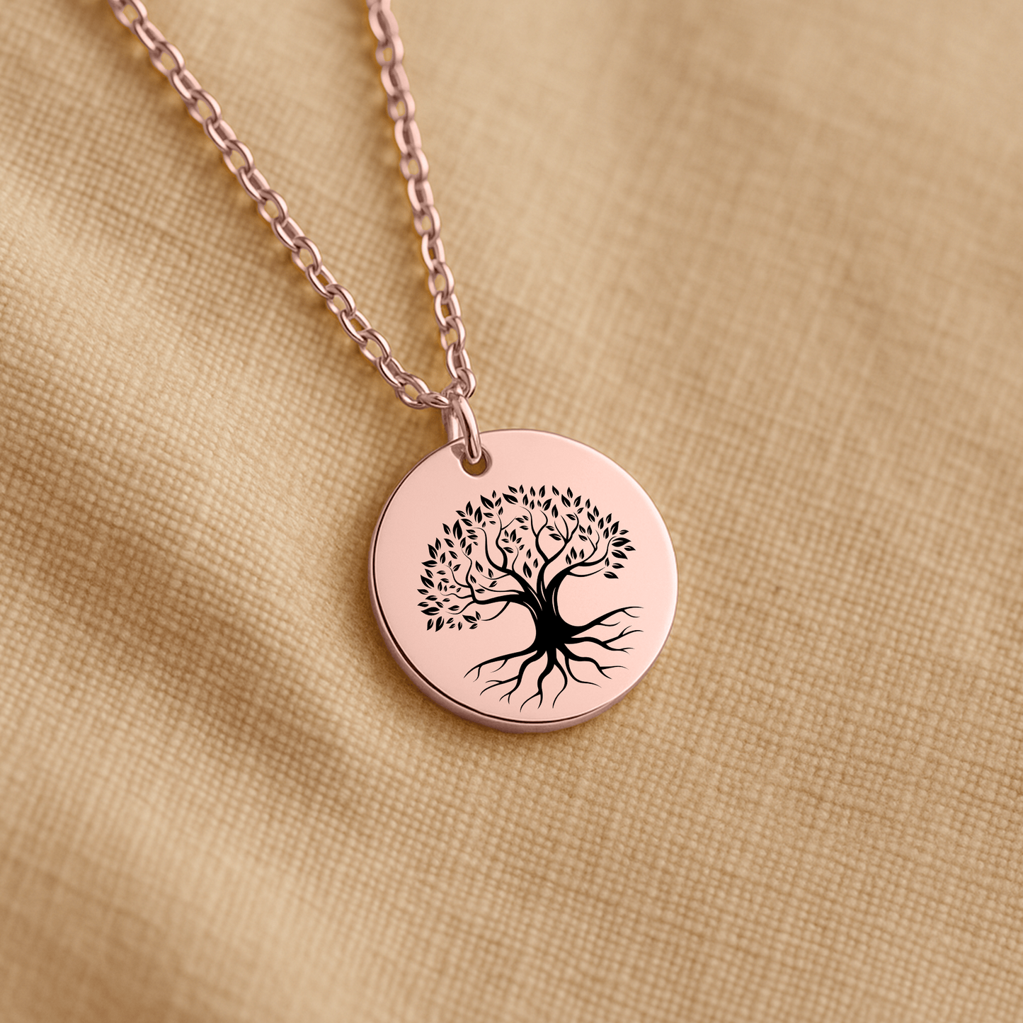 Personalisierte Baum des Lebens Kette „Für unsere wundervolle Tochter“ mit Anhänger mit fein graviertem Baum des Lebens - Yggdrasil, präsentiert in eleganter schwarzer Schmuckbox. Ideal als Geschenk zum Geburtstag, Weihnachten oder Jugendweihe, Konfirmation, Firmung, Kommunion von Mama & Papa.