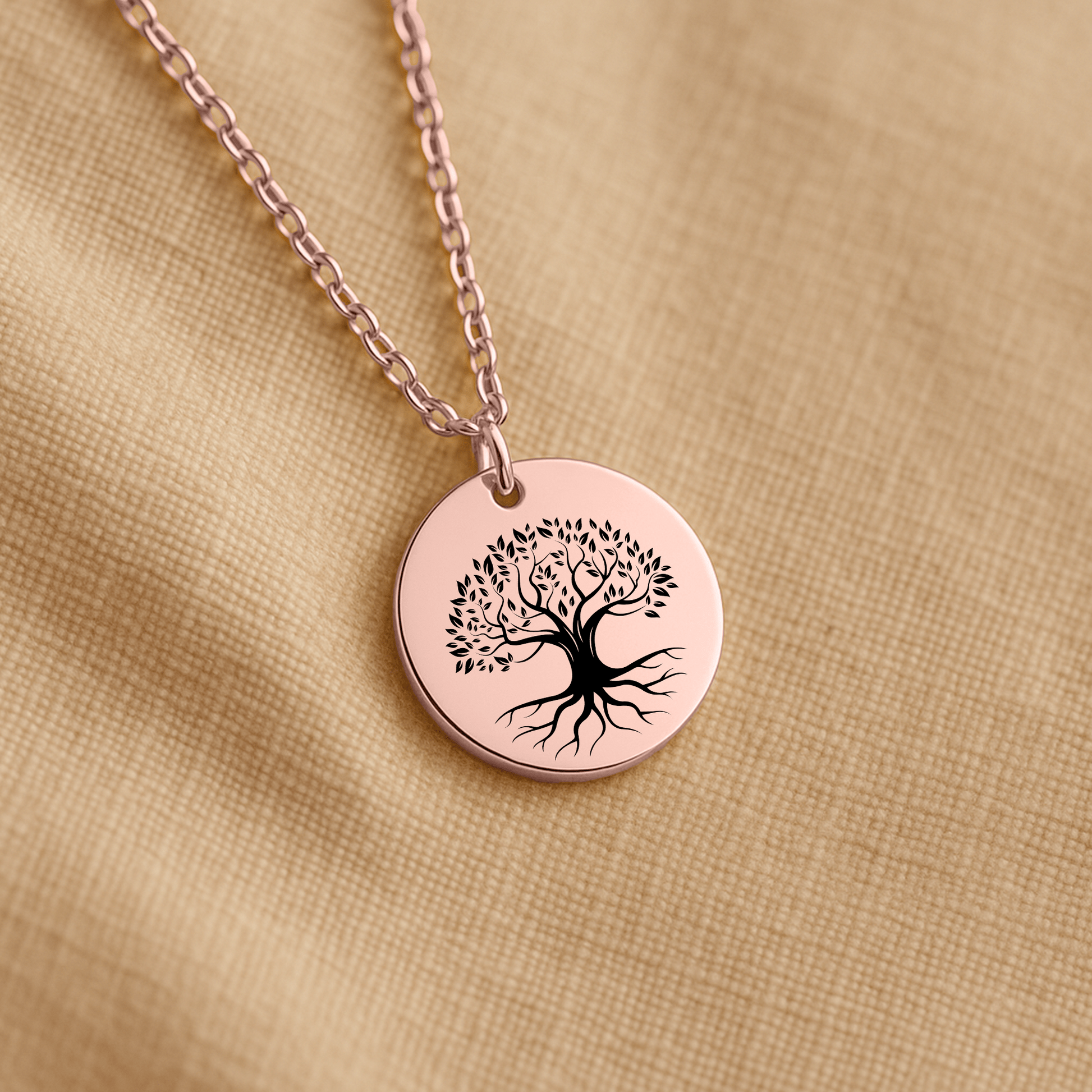 Personalisierte Baum des Lebens Kette „Für unsere wundervolle Tochter“ mit Anhänger mit fein graviertem Baum des Lebens - Yggdrasil, präsentiert in eleganter schwarzer Schmuckbox. Ideal als Geschenk zum Geburtstag, Weihnachten oder Jugendweihe, Konfirmation, Firmung, Kommunion von Mama & Papa.