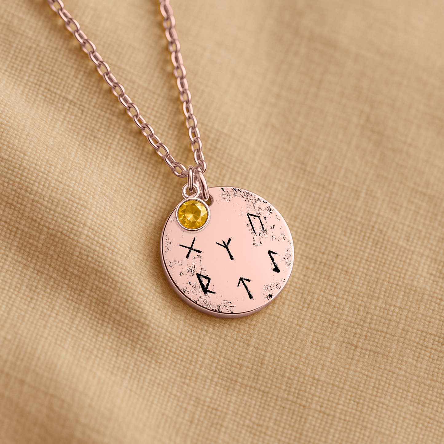 Personalisierbarer Runen-Anhänger aus Edelstahl in Silber, 18K Gold oder Roségold. Enthält sechs Runen des Elder Futhark für Schutz, Kraft, Loyalität und Stärke sowie einen echten Geburtsstein nach Wahl. Anhänger 20×20 mm, Kette 45+5 cm verstellbar, Rückseite bis 50 Zeichen gravierbar. Symbolischer Wikinger-Schmuck, ideal als Geschenk.