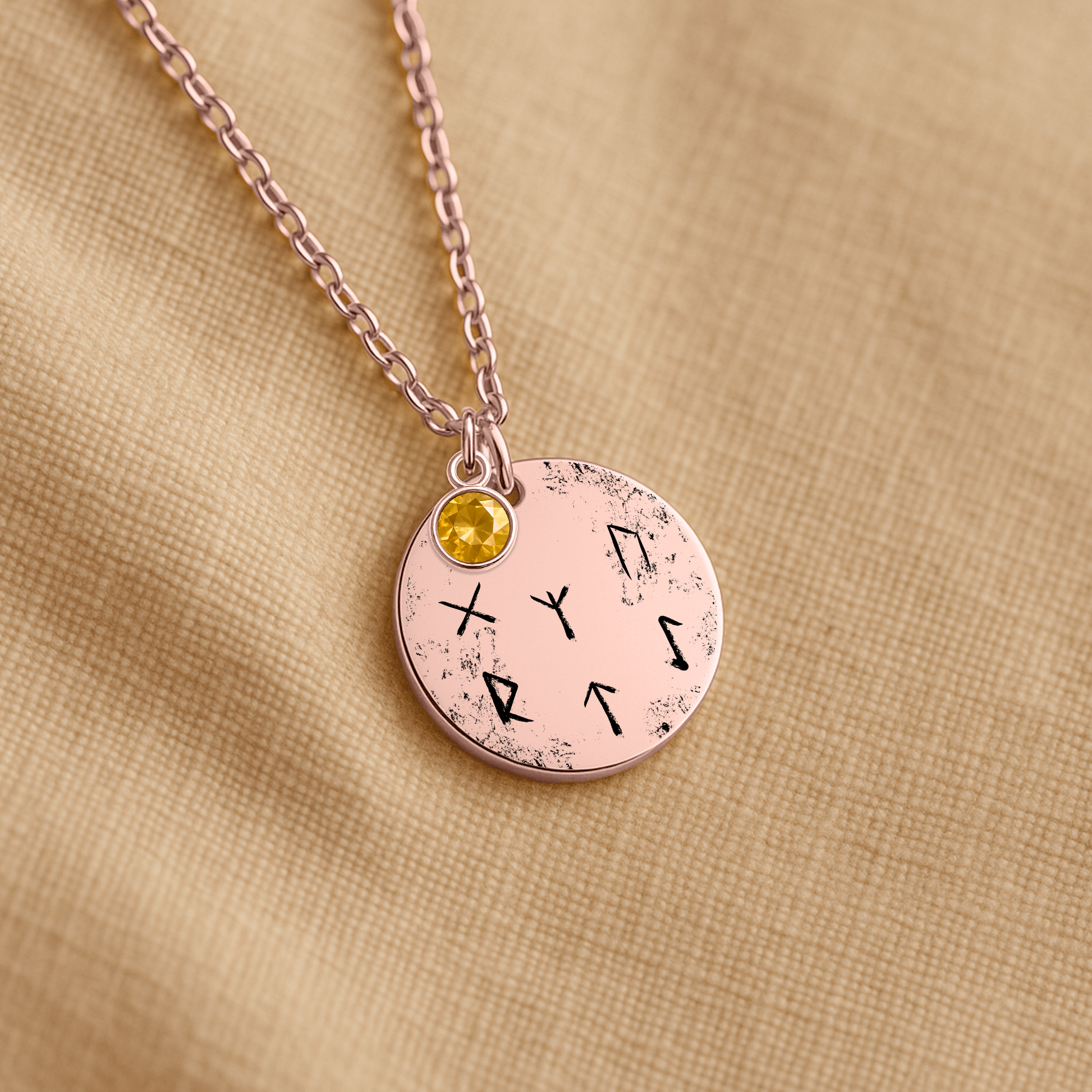 Personalisierbarer Runen-Anhänger aus Edelstahl in Silber, 18K Gold oder Roségold. Enthält sechs Runen des Elder Futhark für Schutz, Kraft, Loyalität und Stärke sowie einen echten Geburtsstein nach Wahl. Anhänger 20×20 mm, Kette 45+5 cm verstellbar, Rückseite bis 50 Zeichen gravierbar. Symbolischer Wikinger-Schmuck, ideal als Geschenk.
