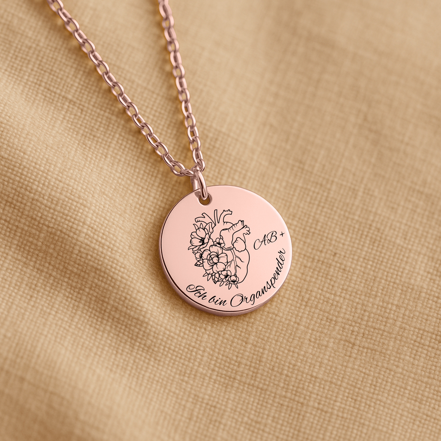 Halskette mit runden Anhänger aus Edelstahl in 18k Gelb Gold, fein graviertes Blättchen-Symbol für Organspende. Personalisierbare Gravur auf der Rückseite. Verstellbare Kette in Stahlsilber, 18K vergoldet oder rosé vergoldet. Inklusive Grußkarte mit symbolischem Text zur Organspende. Ideal als Danke schön Geschenk, Mutmacher oder Symbol für Leben retten.