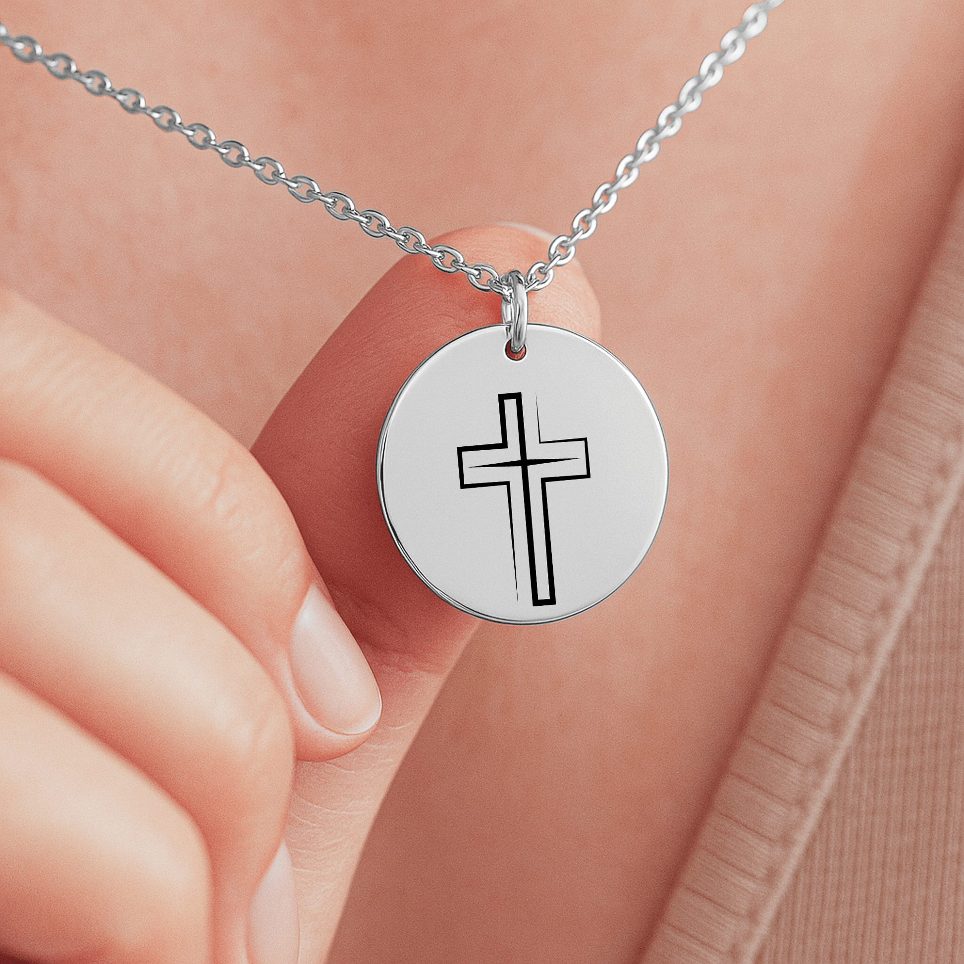 Personalisierte Konfirmationskette mit Kreuz-Anhänger und Geburtsstein in goldener Fassung, präsentiert in einer eleganten schwarzen Geschenkbox mit herausnehmbarer Karte. Im Hintergrund dunkler Hintergrund. Ideal als Geschenk zur Konfirmation, Firmung oder Geburtstag für junge Frauen.