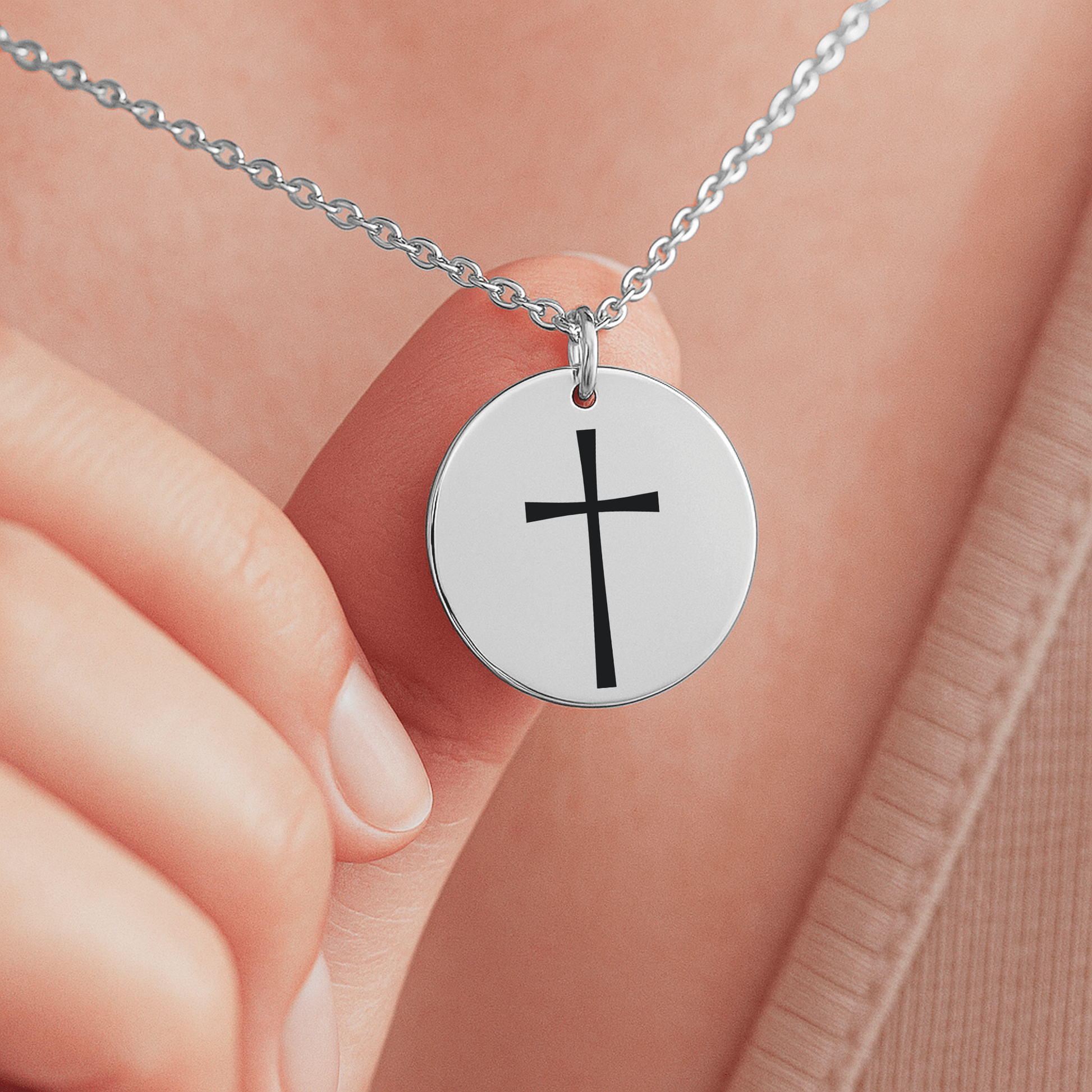 Personalisierte Taufkette mit Kreuz-Anhänger und Geburtsstein Anhänger, präsentiert in einer eleganten schwarzen Geschenkbox mit herausnehmbarer Karte. In 3 verschiedenen Varianten. Ideal als Taufgeschenk, Konfirmationsgeschenk oder Geburtstagskette für kleine Tochter.