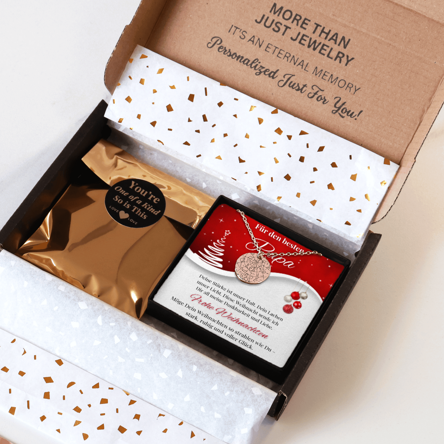 Personalisierte Sternenhimmel Kette für Papa, mit Anhänger, der den Himmel nach Ort und Datum zeigt, präsentiert in eleganter schwarzer Schmuckbox mit roter Weihnachtskarte. Ideal als emotionales Geschenk zur Weihnacht.