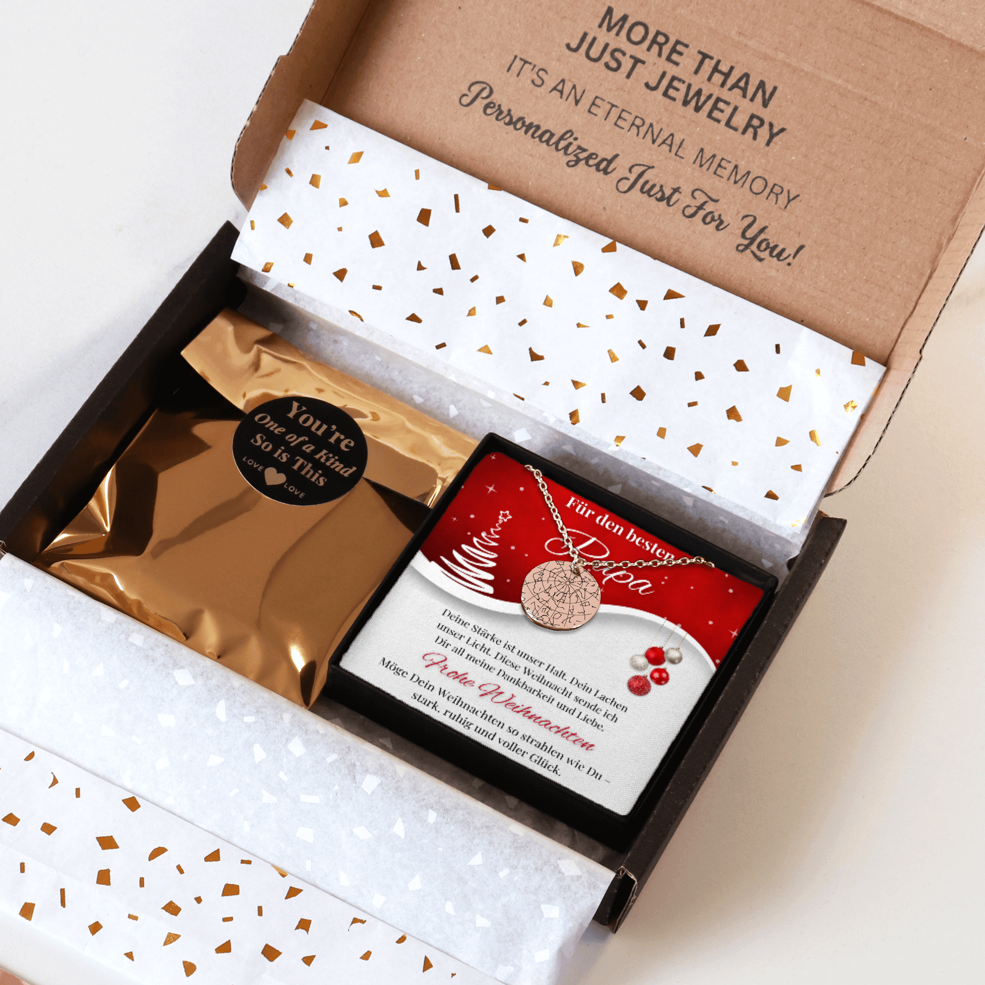 Personalisierte Sternenhimmel Kette für Papa, mit Anhänger, der den Himmel nach Ort und Datum zeigt, präsentiert in eleganter schwarzer Schmuckbox mit roter Weihnachtskarte. Ideal als emotionales Geschenk zur Weihnacht.