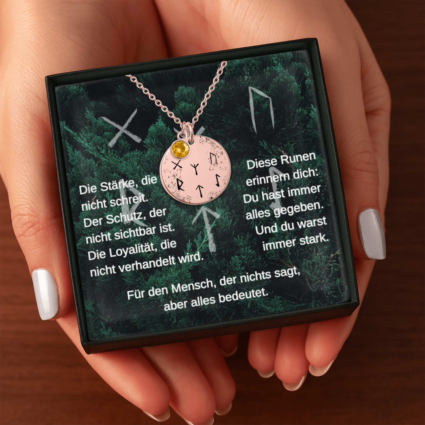Personalisierbarer Runen-Anhänger aus Edelstahl in Silber, 18K Gold oder Roségold. Enthält sechs Runen des Elder Futhark für Schutz, Kraft, Loyalität und Stärke sowie einen echten Geburtsstein nach Wahl. Anhänger 20×20 mm, Kette 45+5 cm verstellbar, Rückseite bis 50 Zeichen gravierbar. Symbolischer Wikinger-Schmuck, ideal als Geschenk.
