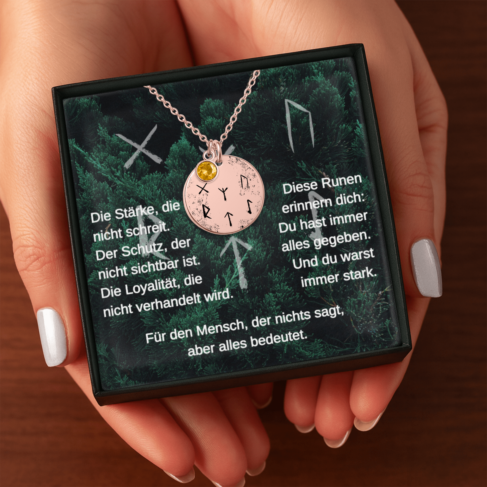 Personalisierbarer Runen-Anhänger aus Edelstahl in Silber, 18K Gold oder Roségold. Enthält sechs Runen des Elder Futhark für Schutz, Kraft, Loyalität und Stärke sowie einen echten Geburtsstein nach Wahl. Anhänger 20×20 mm, Kette 45+5 cm verstellbar, Rückseite bis 50 Zeichen gravierbar. Symbolischer Wikinger-Schmuck, ideal als Geschenk.