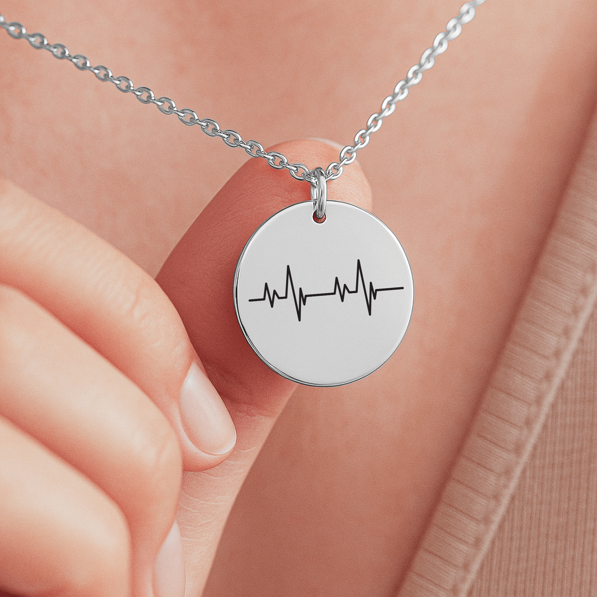 Personalisierte Herzschlag Kette aus Edelstahl in Gold, Silber oder Roségold. Der runde Anhänger mit feiner Herzschlag-Gravur symbolisiert Liebe und Verbundenheit. Geliefert in edler Schmuckbox mit romantischer Karte – ideales Geschenk für Freundin, Ehefrau oder Partner, perfekt zu Weihnachten, Valentinstag oder als Liebesgeschenk.
