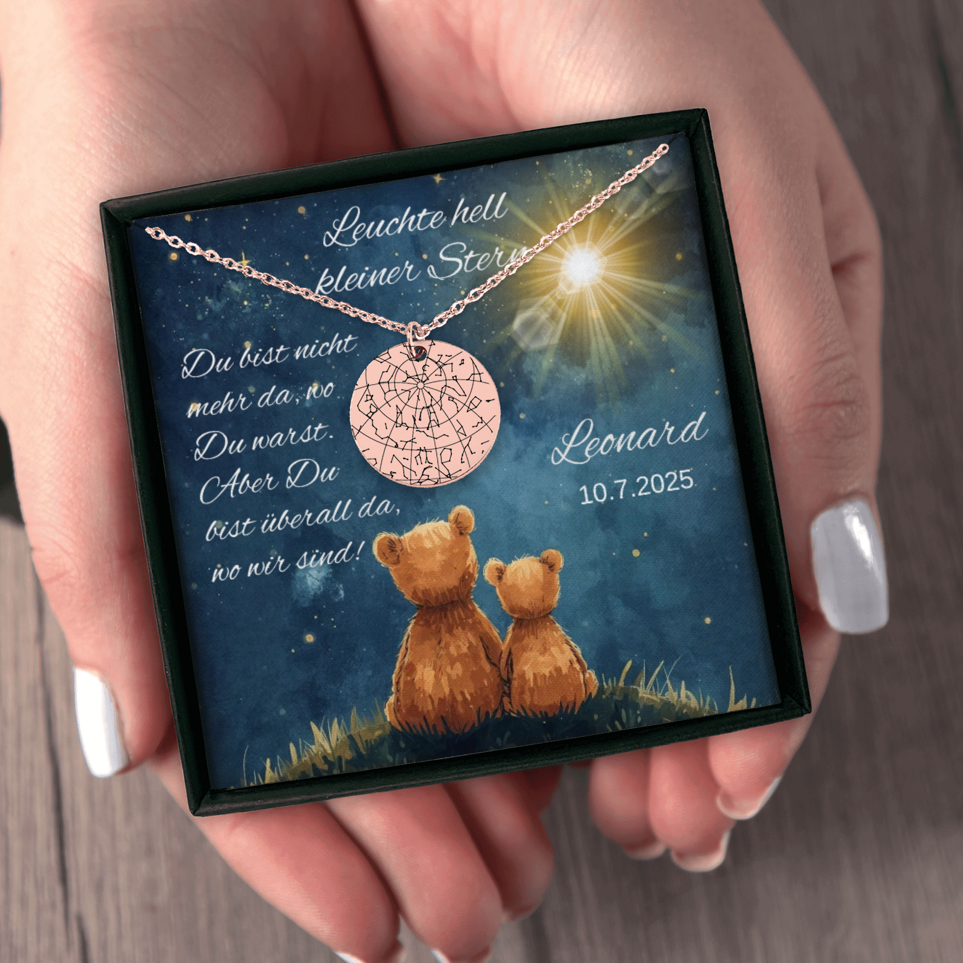 Personalisierte Sternenhimmel Kette „Leuchte hell, kleiner Stern“ mit Anhänger, der den Himmel nach Ort und Datum zeigt, präsentiert in eleganter schwarzer Schmuckbox mit dunkelblauem Sternenhimmel-Hintergrund. Ideal als Sternenkind Andenken oder Trauergeschenk.