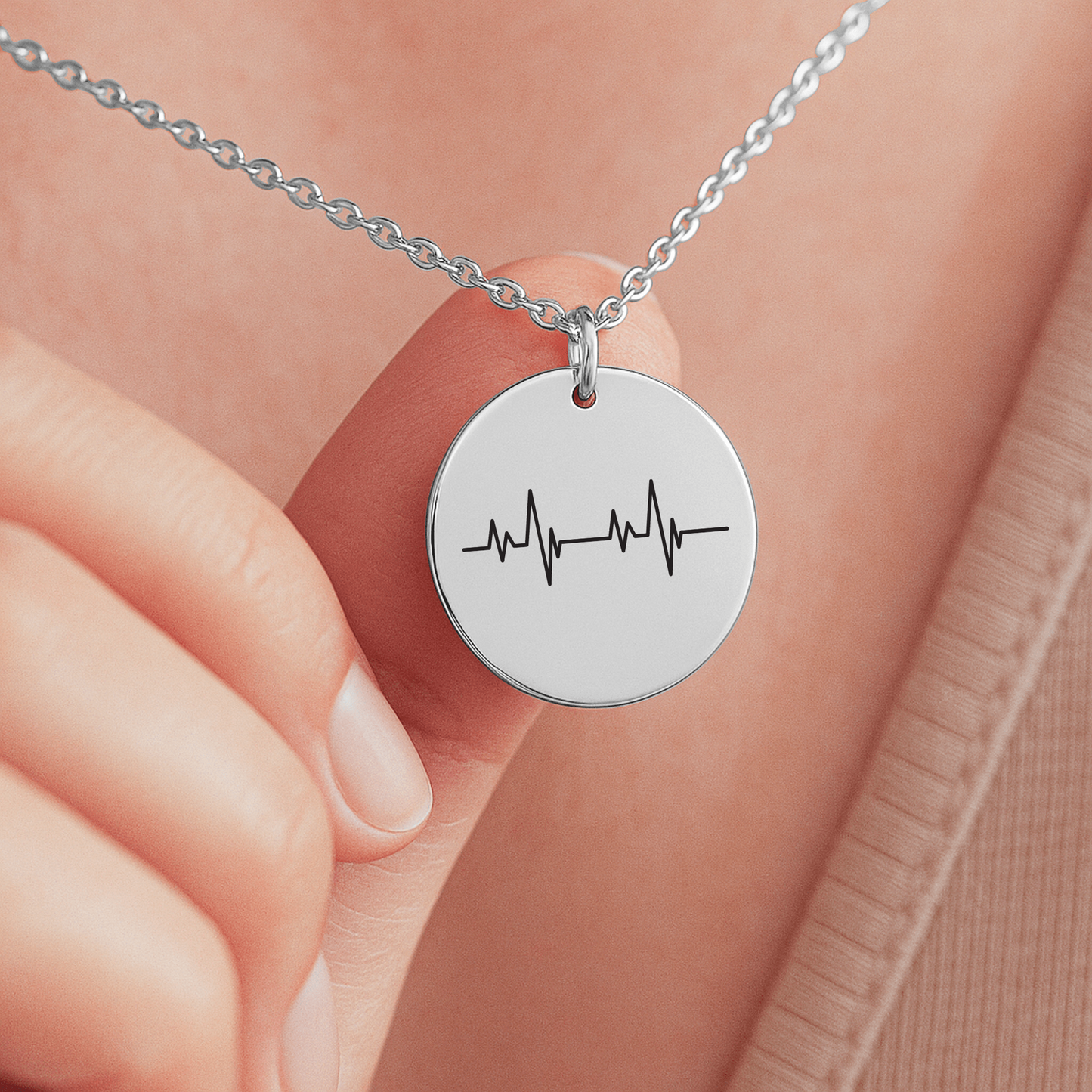 Personalisierte Herzschlag Kette mit Anhänger in Form eines Herzschlags, präsentiert in eleganter schwarzer Schmuckbox. Ideal als Geschenk zur Versöhnung für Partner, Freundin oder Ehefrau.