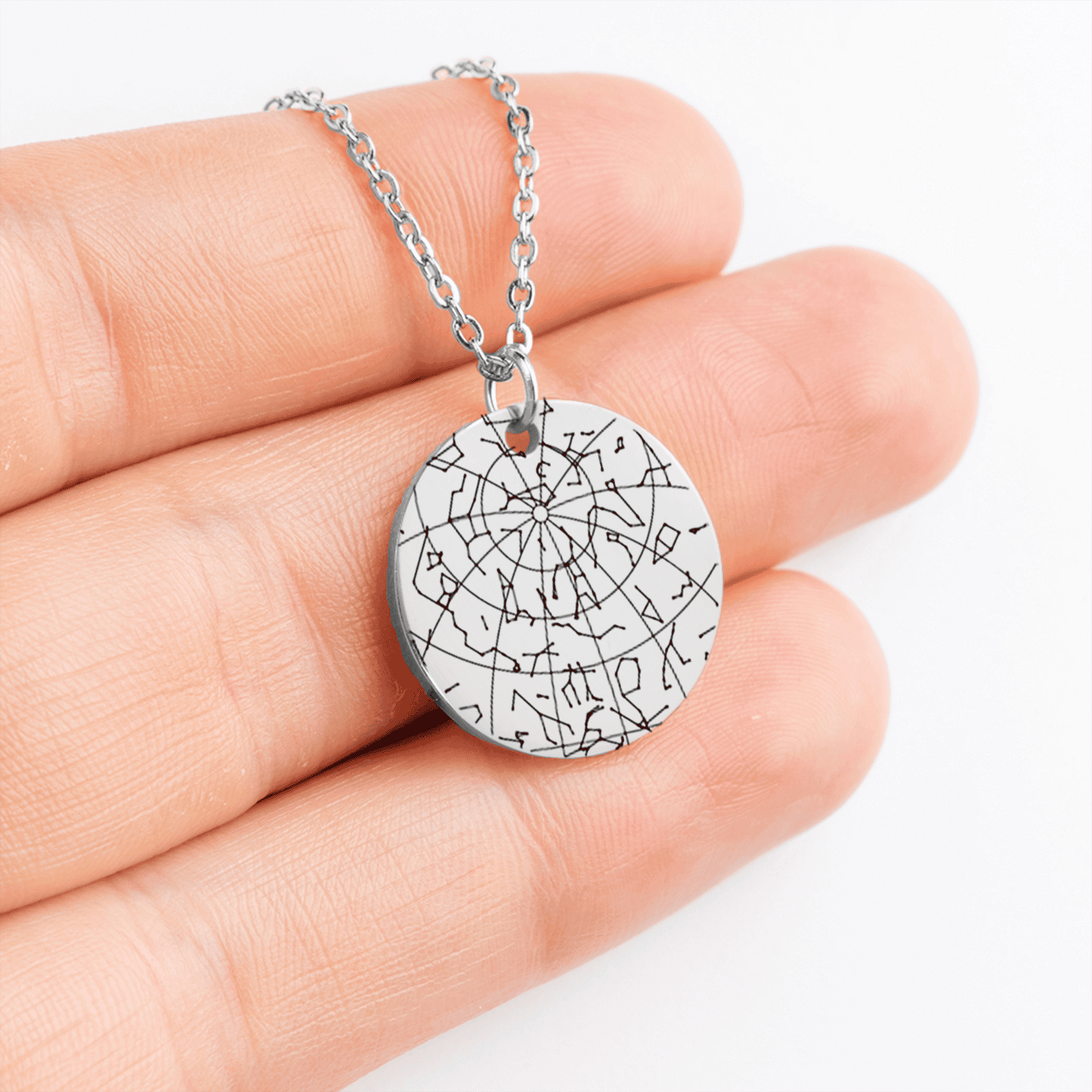 Personalisierte Sternenhimmel Kette „Leuchte hell, kleiner Stern“ mit Anhänger, der den Himmel nach Ort und Datum zeigt, präsentiert in eleganter schwarzer Schmuckbox mit dunkelblauem Sternenhimmel-Hintergrund. Ideal als Sternenkind Andenken oder Trauergeschenk.