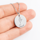 Personalisierte Geburtsblume Namenskette aus hochwertigem Edelstahl (Gold, Rosegold, Silber) mit individueller Gravur von Geburtsblume und Name. Ein bedeutungsvolles Geschenk für Töchter zu besonderen Anlässen wie Taufe, Konfirmation, Auszug oder als liebevolle Erinnerung an die elterliche Liebe. Hypoallergen, anlaufbeständig und geschenkfertig verpackt. Zeigt die Schönheit und Personalisierung des Schmuckstücks.