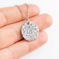 Personalisierte Sternenhimmel Kette für Papa, mit Anhänger, der den Himmel nach Ort und Datum zeigt, präsentiert in eleganter schwarzer Schmuckbox mit roter Weihnachtskarte. Ideal als emotionales Geschenk zur Weihnacht.