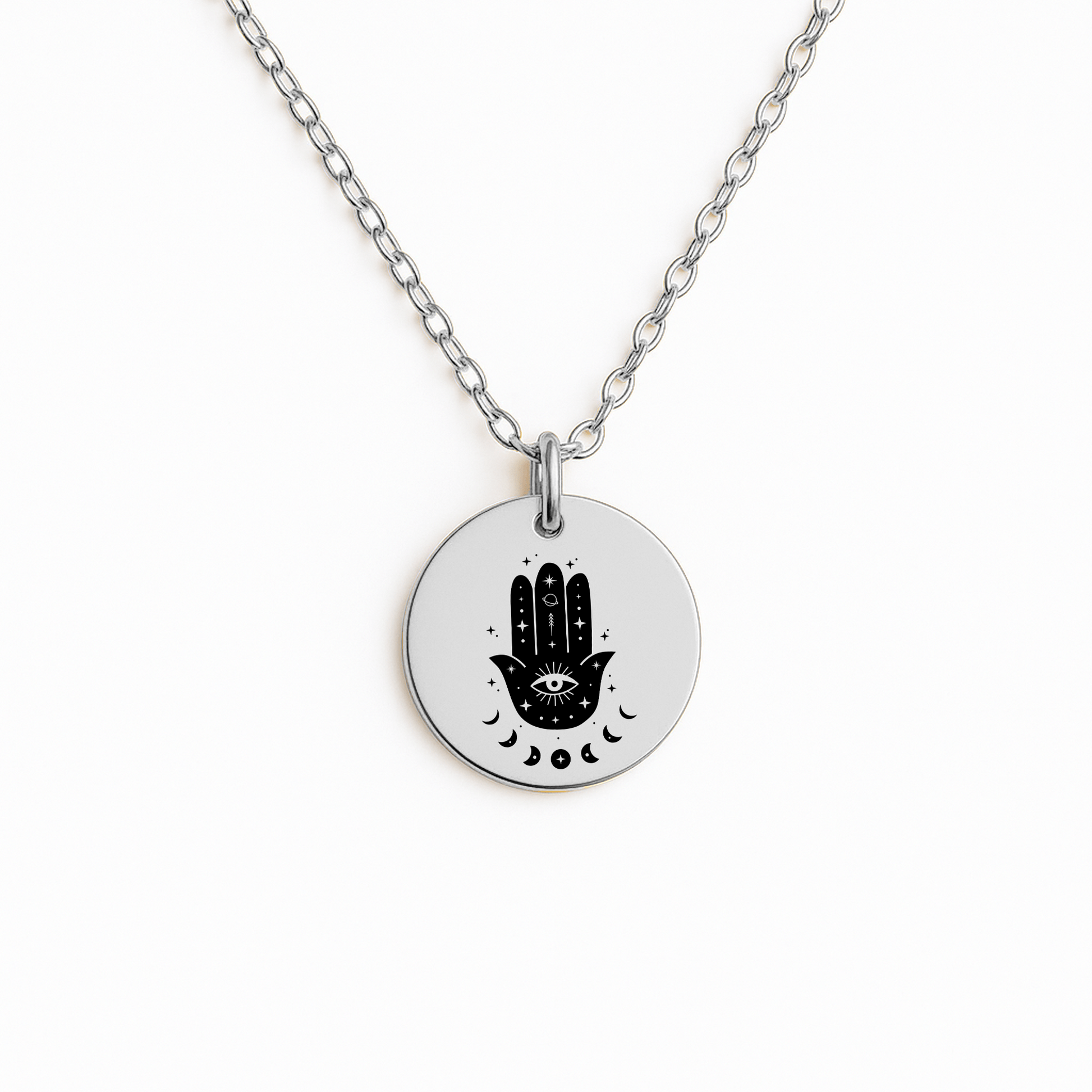 Personalisierte Hamsa Kette mit Anhänger mit Gravur einer Hand mit Auge, präsentiert in eleganter schwarzer Schmuckbox. Ideal als Geschenk für geliebte Menschen mit Schutz-Botschaft.