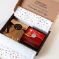 Personalisierte Sternenhimmel Kette zur Weihnacht für Mama, mit Anhänger, der den Himmel nach Ort und Datum zeigt, präsentiert in eleganter schwarzer Schmuckbox mit roter Weihnachtskarte. Ideal als emotionales Geschenk zu Weihnachten.