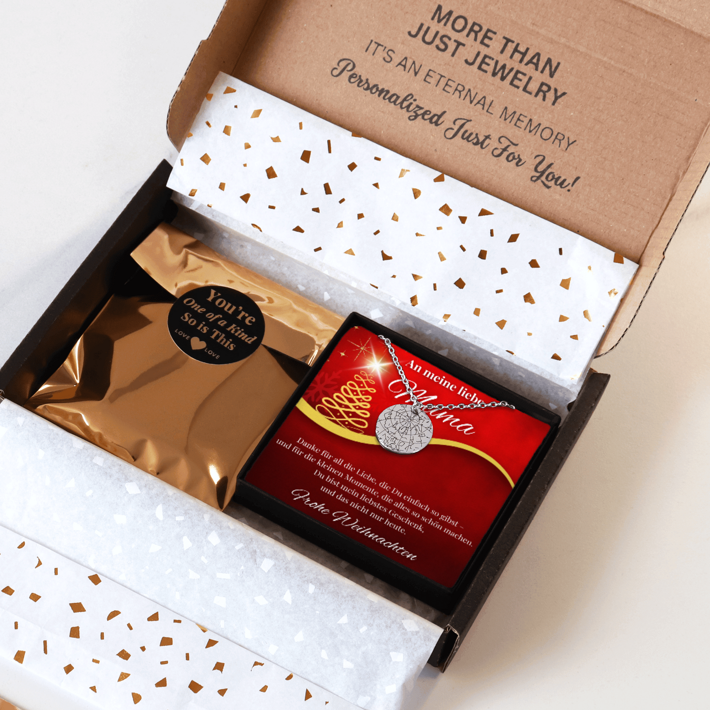 Personalisierte Sternenhimmel Kette zur Weihnacht für Mama, mit Anhänger, der den Himmel nach Ort und Datum zeigt, präsentiert in eleganter schwarzer Schmuckbox mit roter Weihnachtskarte. Ideal als emotionales Geschenk zu Weihnachten.