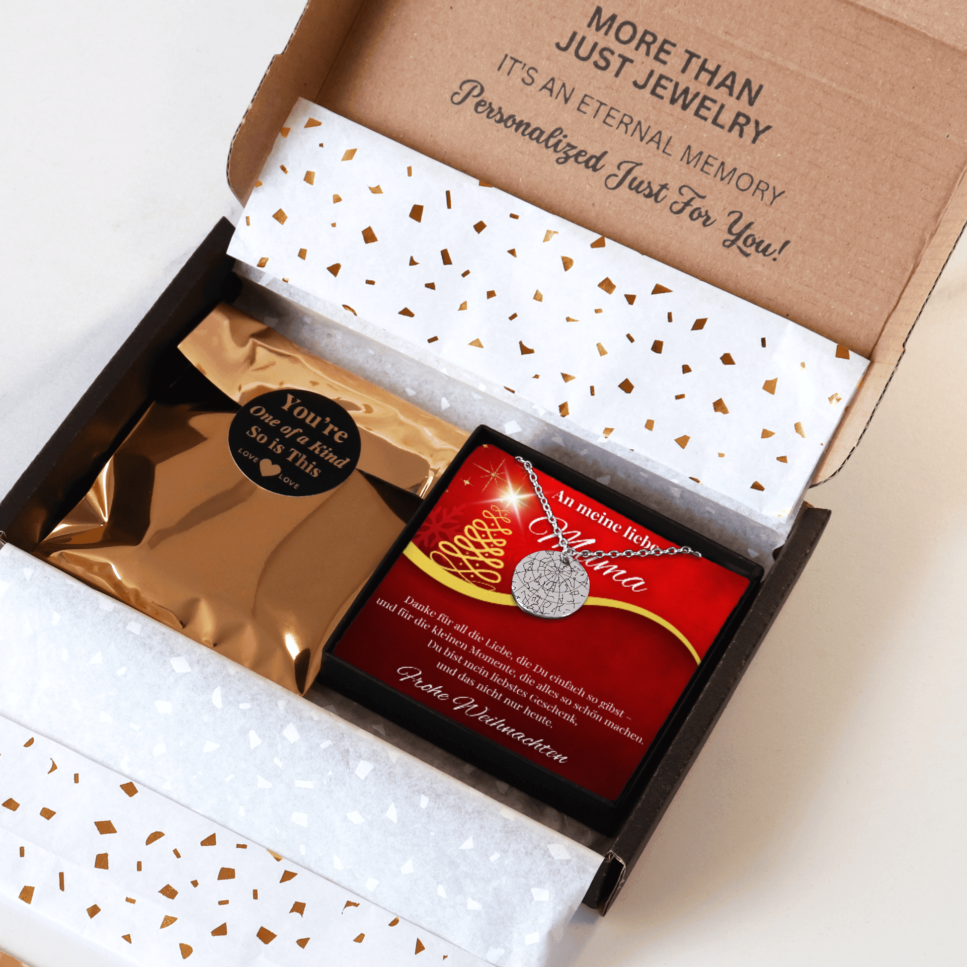 Personalisierte Sternenhimmel Kette zur Weihnacht für Mama, mit Anhänger, der den Himmel nach Ort und Datum zeigt, präsentiert in eleganter schwarzer Schmuckbox mit roter Weihnachtskarte. Ideal als emotionales Geschenk zu Weihnachten.